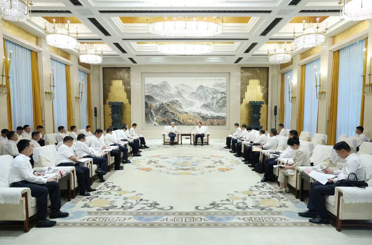 徐鹏拜访湖北省委书记关志鸥 