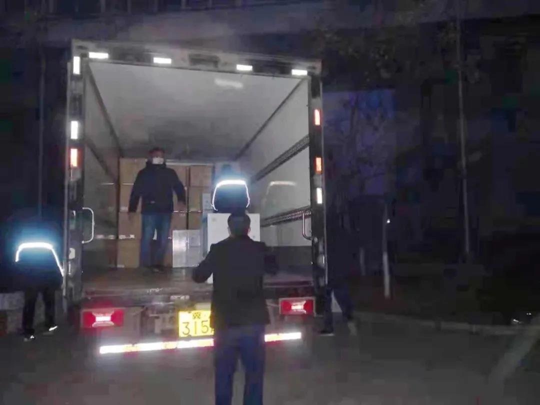 這樣深夜連續(xù)作業(yè)，已堅持了多日